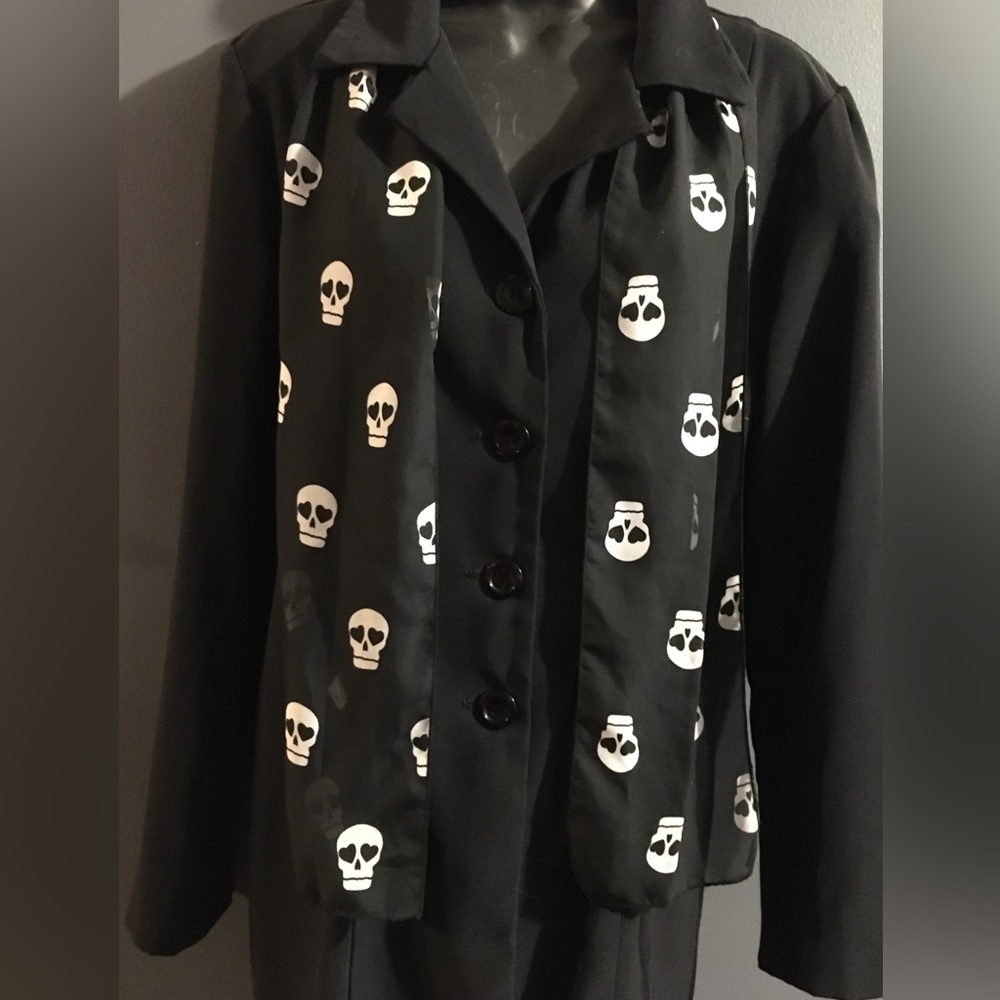 Black Skull 💀 Polyester Scarf.